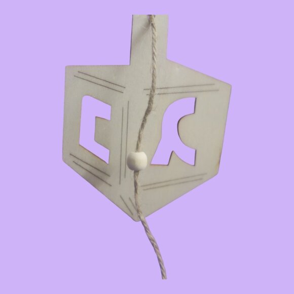 2 strands of dreidels and menorahs wooden stringed decor in light brown size 63 - Picture 3 of 3